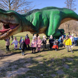 Dzieci na wycieczce w parku dinozaura 