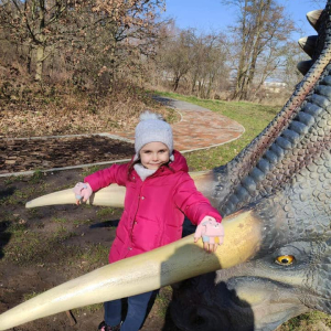 Dzieci na wycieczce w parku dinozaura 