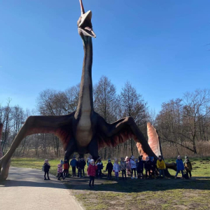 Dzieci na wycieczce w parku dinozaura 