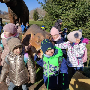 Dzieci na wycieczce w parku dinozaura 