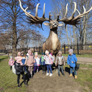 Dzieci na wycieczce w parku dinozaura 