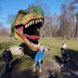 Dzieci na wycieczce w parku dinozaura 