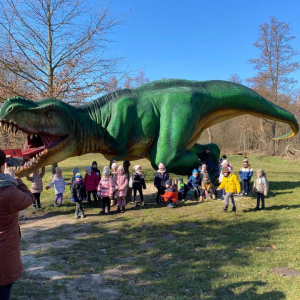 Dzieci na wycieczce w parku dinozaura 