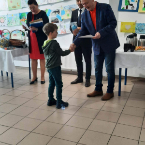 Damian odbiera nagrody i gratulacje 