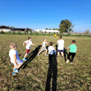 Zabawy na boisku szkolnym