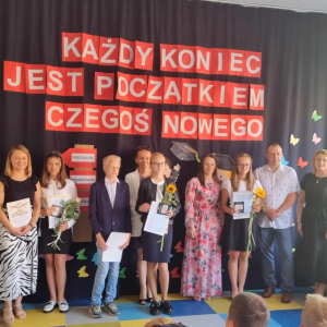 Uczniowie wyróżnieni z rodzicami i panią dyrektor