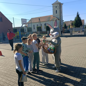 Rozdawanie upominków przez zajączka 