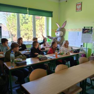 Rozdawanie upominków przez zajączka 