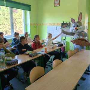 Rozdawanie upominków przez zajączka 