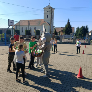 Rozdawanie upominków przez zajączka 