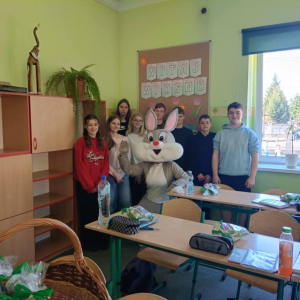 Rozdawanie upominków przez zajączka 