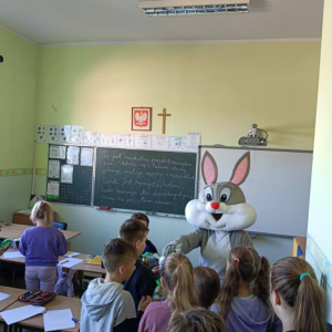 Rozdawanie upominków przez zajączka 