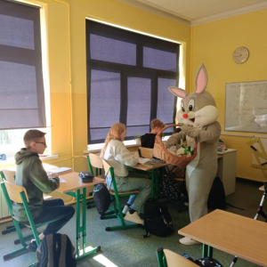 Rozdawanie upominków przez zajączka 