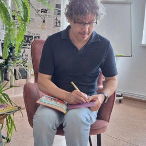 Pan Janiszewski podpisuje książki 