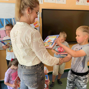 Wręczanie książek i dyplomów przez Panią Asię