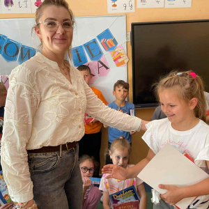 Wręczanie książek i dyplomów przez Panią Asię