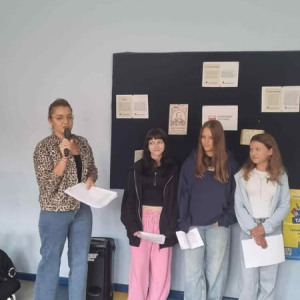 Wspólne czytanie fraszek na holu szkoły