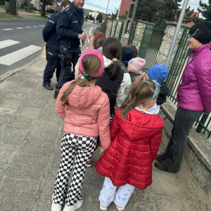 Dzieci uczą się jak przechodzić przez pasy 