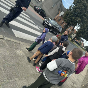 Dzieci uczą się jak przechodzić przez pasy 