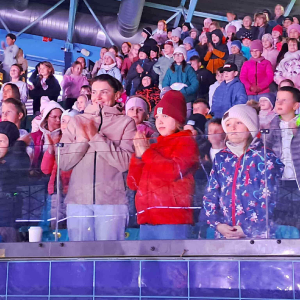 Publiczność klaszcze i tańczy do piosenek