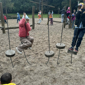 Uczniowie bawią się na placu zabaw