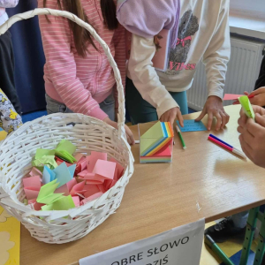 Dzieci piszą dobre słowa do koszyczka 