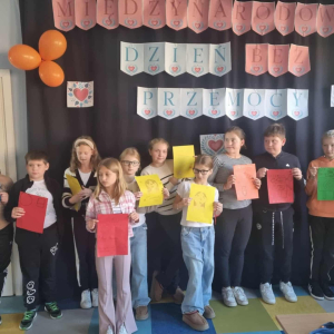 Dzieci prezentują swoje plakaty