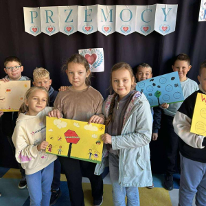 Dzieci prezentują swoje plakaty
