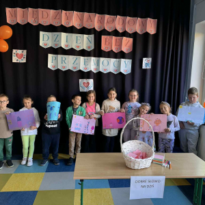 Dzieci prezentują swoje plakaty
