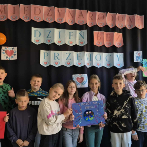 Dzieci prezentują swoje plakaty