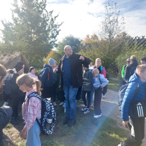 Zwiedzanie osady biskupińskiej 