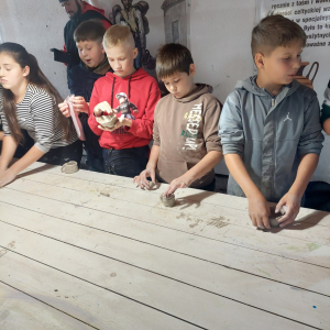 Lepienie z gliny podczas warsztatów