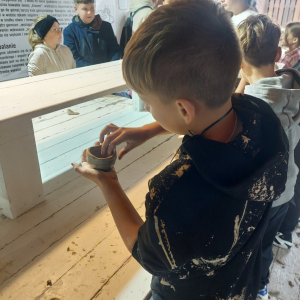 Lepienie z gliny podczas warsztatów