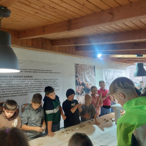 Lepienie z gliny podczas warsztatów