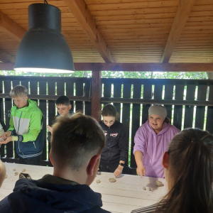 Lepienie z gliny podczas warsztatów