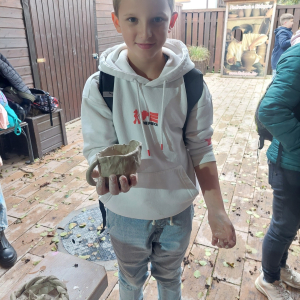 Lepienie z gliny podczas warsztatów