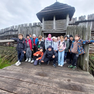 Zdjęcie grupowe przed osadą 