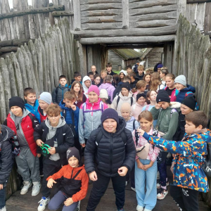 Zdjęcie grupowe przed osadą 