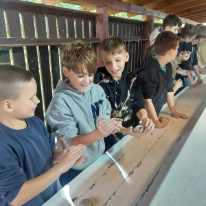 Lepienie z gliny podczas warsztatów