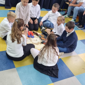 Występ artystyczny- dzieci na dywanie mówią wiersze