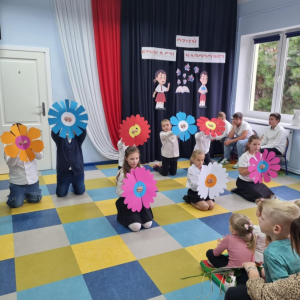 Taniec z kwiatami w wykonaniu klasy III