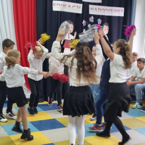 Taniec z pomponami w wykonaniu klasy III