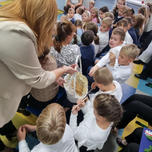 Wręczenie ołówków dzieciom przez panią dyrektor
