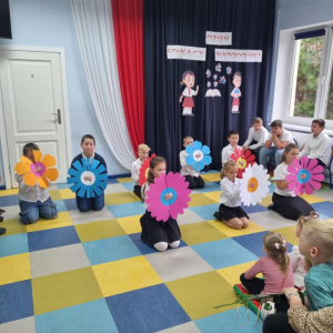 Taniec z kwiatami w wykonaniu klasy III