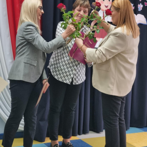 Wręczenie kwiatów przez Panią dyrektor