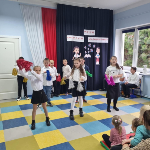 Taniec z pomponami w wykonaniu klasy III