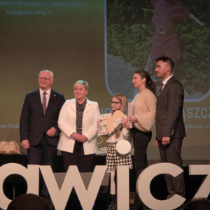 Nasza uczennica z rodzicami odbiera nagrodę burmistrza