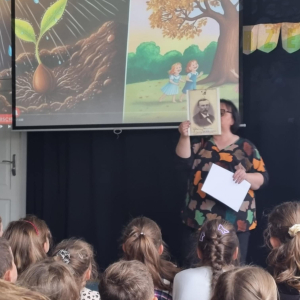 Oglądanie filmu przyrodniczego i wysłuchanie informacji na temat drzew