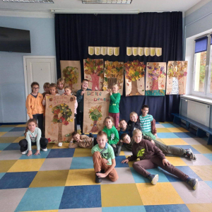 Uczniowie z plakatem swojego drzewa