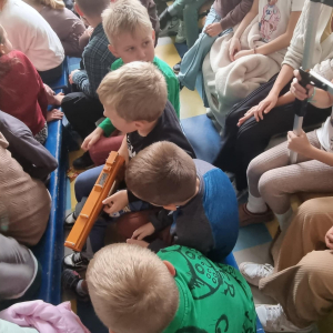 Oglądanie rekwizytów potrzebnych w pracy leśniczego 